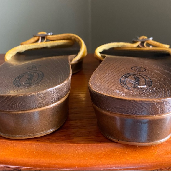 Dr Scholl's Faux Wood with Retro Yellow Buckle Strap Women's Sandals - - Picture 3 of 4